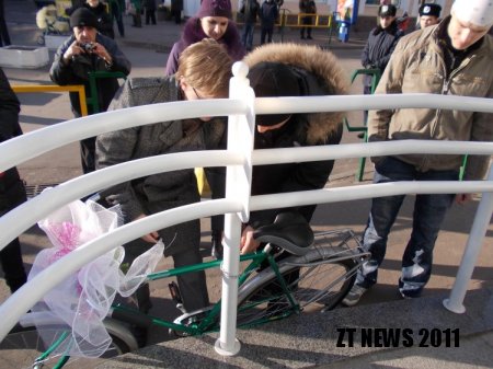 Дебою подарували велосипед від житомирян