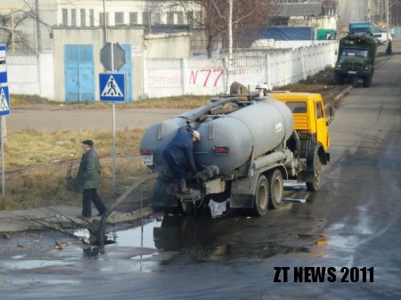 Через відкритий люк вже 3 тижні страждають автомобілісти
