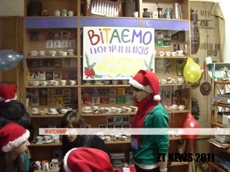 Близько сотні волонтерів у святкових червоних капелюхах пройшлися вулицями міста