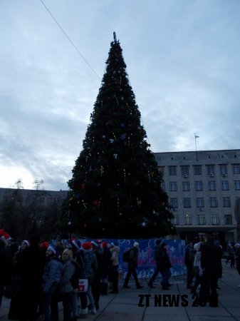 Святий Миколай засвітив новорічну ялинку у Житомирі