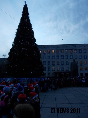 Святий Миколай засвітив новорічну ялинку у Житомирі