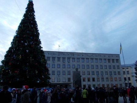 Святий Миколай засвітив новорічну ялинку у Житомирі