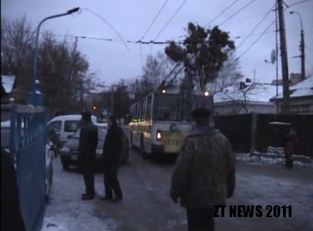 Замначальника ЖТТУ розбиває журналісту відеокамеру ВІДЕО