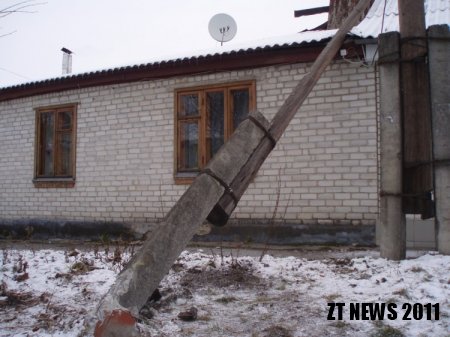 На житловий будинок впав стовп, залишивши мешканців вулиці без телефону