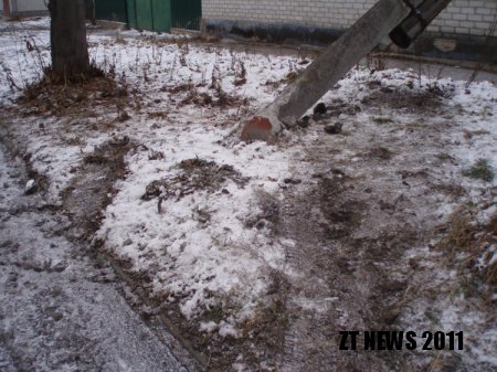 На житловий будинок впав стовп, залишивши мешканців вулиці без телефону