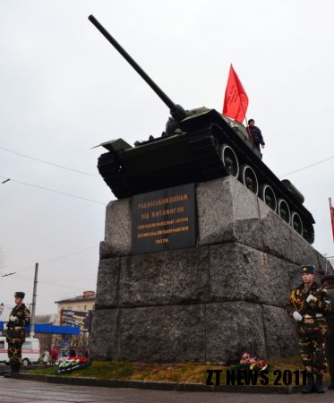 Урочисте покладання квітів до пам’ятного знаку «Радянським воїнам від житомирян»