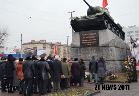 Урочисте покладання квітів до пам’ятного знаку «Радянським воїнам від житомирян»