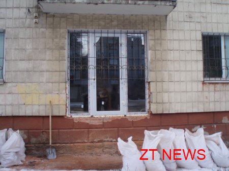 Мешканці багатоповерхівки в центрі Житомира намагалися перекрити вулицю Київську