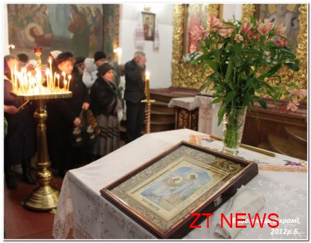 Велика кількість людей зібралася під стінами Михайлівського собору для освячення води