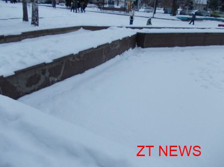 В Житомирі біля кінотеатра "Жовтень" почали часткову реконструкцію фонтану