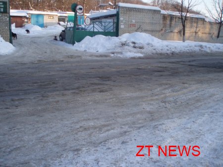 Льодовий каток посеред проїзджої частини