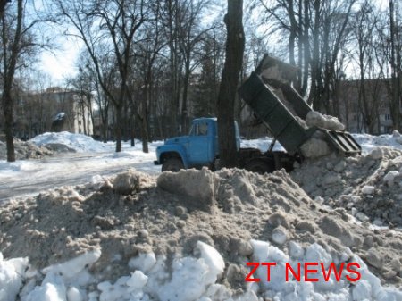 Комунальники вивозять сніг в центр міста ВІДЕО