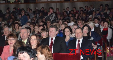 В облмуздрамтеатрі сьогодні вітали жінок ВІДЕО