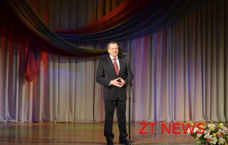 В облмуздрамтеатрі сьогодні вітали жінок ВІДЕО
