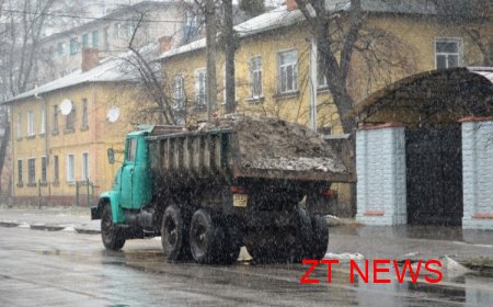 Житомирських комунальників не лякає ні дощ із мокрим снігом, ні холодний вітер