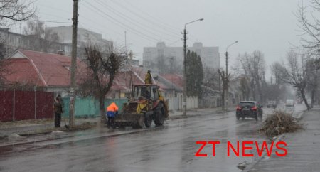 Житомирських комунальників не лякає ні дощ із мокрим снігом, ні холодний вітер