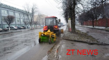 Житомирських комунальників не лякає ні дощ із мокрим снігом, ні холодний вітер