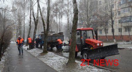 Житомирських комунальників не лякає ні дощ із мокрим снігом, ні холодний вітер