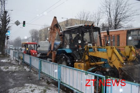 Житомирських комунальників не лякає ні дощ із мокрим снігом, ні холодний вітер