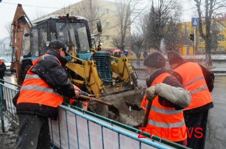 Житомирських комунальників не лякає ні дощ із мокрим снігом, ні холодний вітер