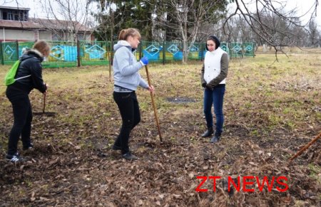 Ніхто з депутатів, які буцімто намагаються відродити парк у фруктовому саду, не прийшов, щоб його прибрати