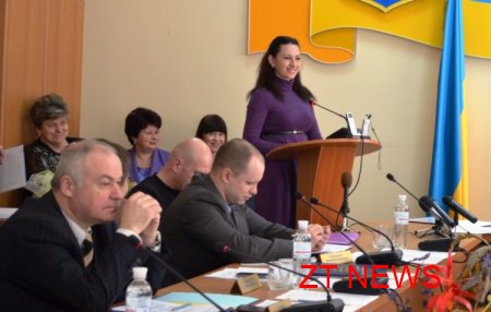 міський голова Володимир Дебой вручив матері чотирьох дітей ордер на двокімнатну квартиру