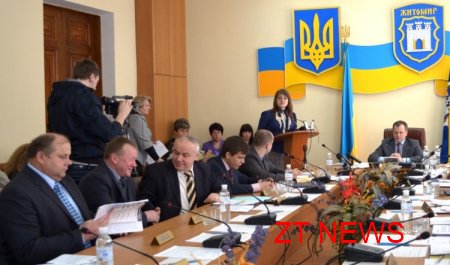 міський голова Володимир Дебой вручив матері чотирьох дітей ордер на двокімнатну квартиру