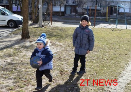 міський голова Володимир Дебой вручив матері чотирьох дітей ордер на двокімнатну квартиру
