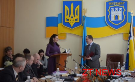 міський голова Володимир Дебой вручив матері чотирьох дітей ордер на двокімнатну квартиру