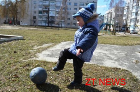 міський голова Володимир Дебой вручив матері чотирьох дітей ордер на двокімнатну квартиру