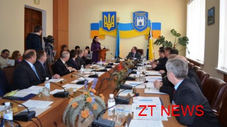 міський голова Володимир Дебой вручив матері чотирьох дітей ордер на двокімнатну квартиру