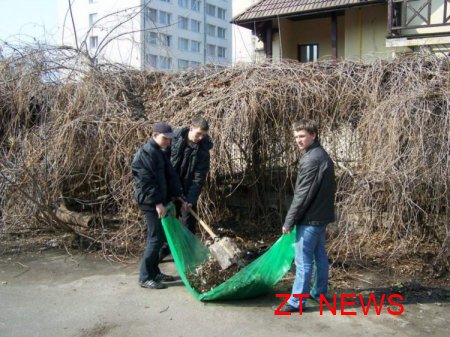 Сьогодні студенти впорядкували спортивний майданчик у центрі міста