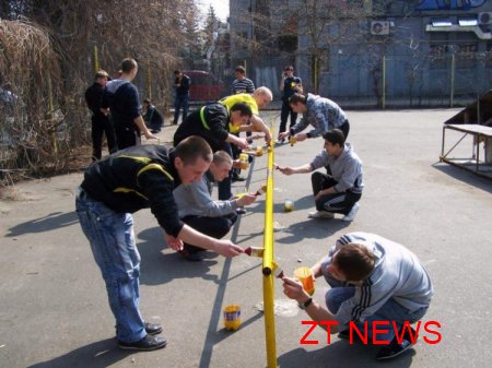 Сьогодні студенти впорядкували спортивний майданчик у центрі міста