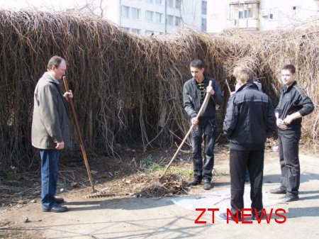 Сьогодні студенти впорядкували спортивний майданчик у центрі міста