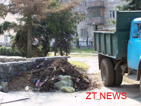 Сьогодні студенти впорядкували спортивний майданчик у центрі міста
