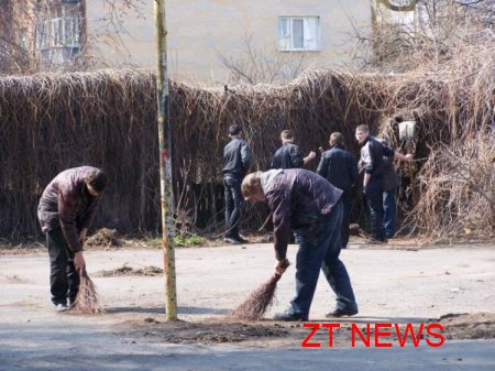 Сьогодні студенти впорядкували спортивний майданчик у центрі міста