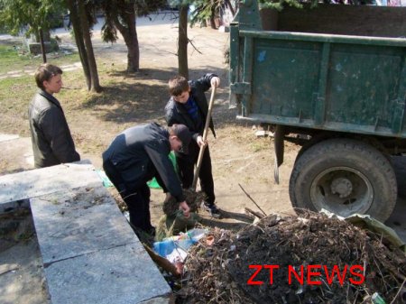 Сьогодні студенти впорядкували спортивний майданчик у центрі міста