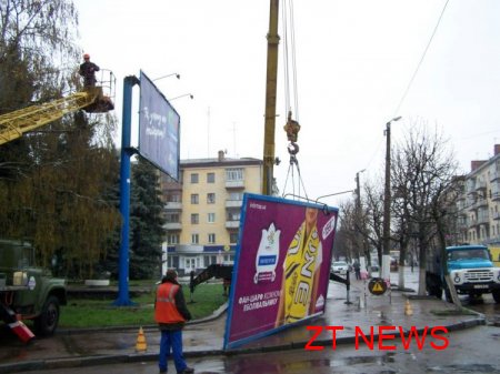 Сьогодні КП «Реклама» демонтувала 3 біл-борда в центрі Житомира