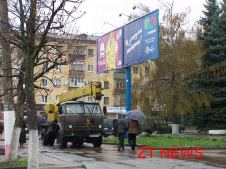 Сьогодні КП «Реклама» демонтувала 3 біл-борда в центрі Житомира