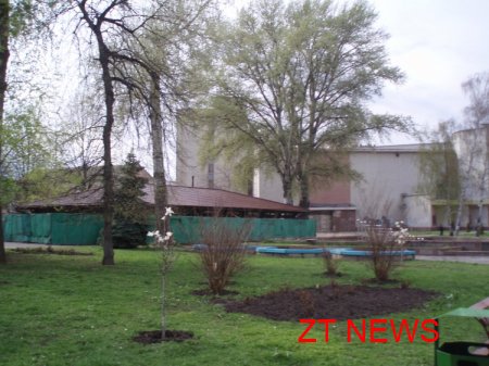 Сьогодні волонтери компанії Київстар прибирали сквер на Новому Бульварі