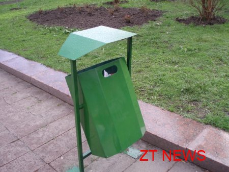 Сьогодні волонтери компанії Київстар прибирали сквер на Новому Бульварі
