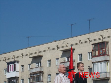 1 травня біля пам'ятника В.І.Леніну зібралися прихильники Комуністичної і Соціалістичної партій України, щоб відзначити Міжнародний день солідарності