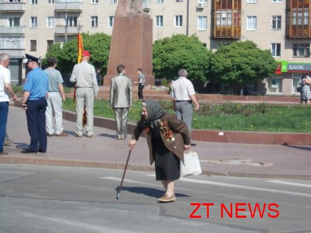 1 травня біля пам'ятника В.І.Леніну зібралися прихильники Комуністичної і Соціалістичної партій України, щоб відзначити Міжнародний день солідарності