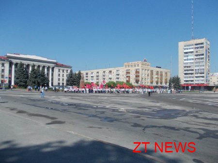 1 травня біля пам'ятника В.І.Леніну зібралися прихильники Комуністичної і Соціалістичної партій України, щоб відзначити Міжнародний день солідарності