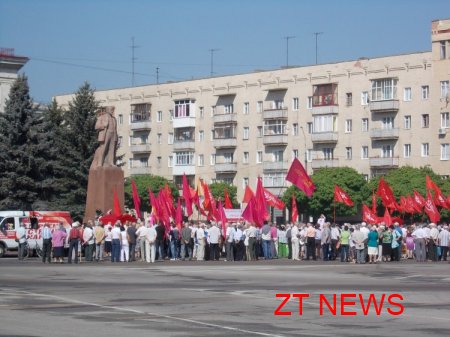 1 травня біля пам'ятника В.І.Леніну зібралися прихильники Комуністичної і Соціалістичної партій України, щоб відзначити Міжнародний день солідарності