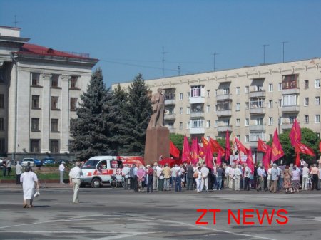 1 травня біля пам'ятника В.І.Леніну зібралися прихильники Комуністичної і Соціалістичної партій України, щоб відзначити Міжнародний день солідарності