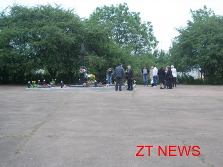 Сьогодні відбулось покладання квітів до пам’ятного знаку жертвам політичних репресій