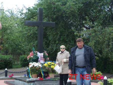Сьогодні відбулось покладання квітів до пам’ятного знаку жертвам політичних репресій