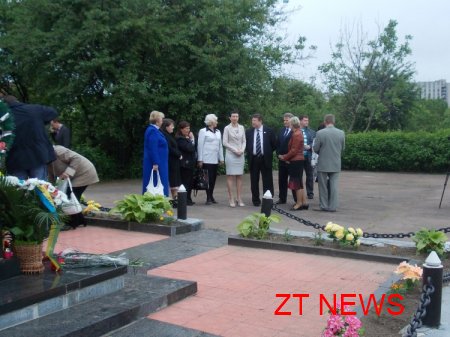 Сьогодні відбулось покладання квітів до пам’ятного знаку жертвам політичних репресій