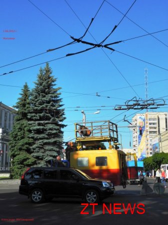 Обрив лінії тролейбусу спричинив ускладнення руху в центрі Житомира